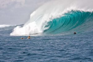 big waves 2193828 12801 compressed 300x200 - ¡El arte de surfear por la vida!
